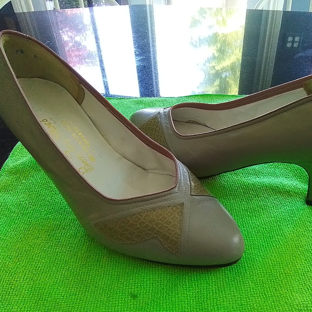 Lady's low heel dress shoe